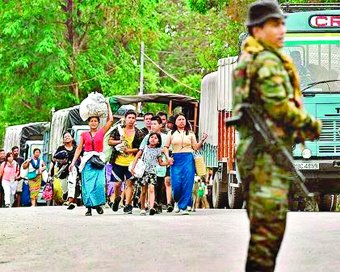 मणिपुर के कुकी बहुल क्षेत्रों में ‘बंद’ के दौरान प्रदर्शनकारियों ने जलाए टायर और पत्थरों से सड़कें की अवरुद्ध…