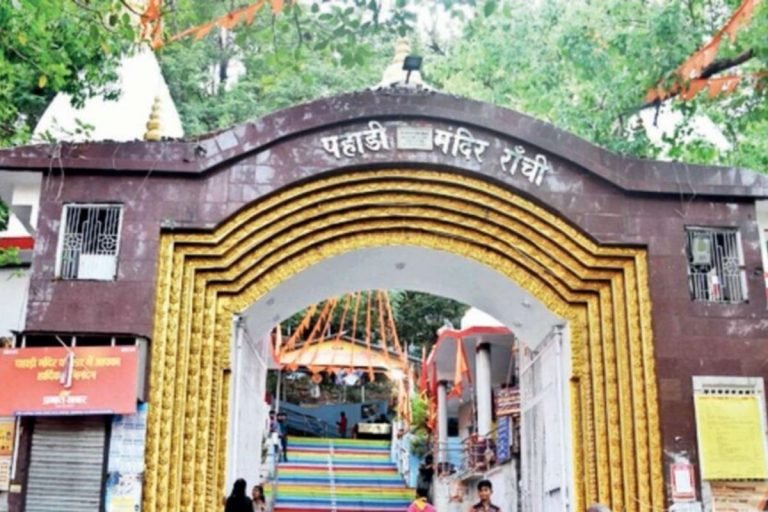 रांची के पहाड़ी मंदिर की दीवारों में आयीं दरारें, रिसता है पानी, अतिक्रमण से लेकर बदहाली तक के लिए कौन है जिम्मेदार?