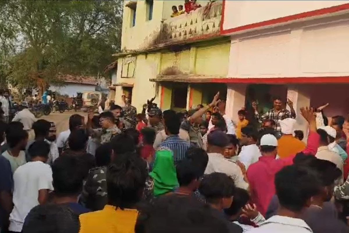 Cyber Crime: देवघर में साइबर अपराधियों को पकड़ने गयी थी पुलिस, थाना प्रभारी और एक जवान को ग्रामीणों ने बनाया बंधक…