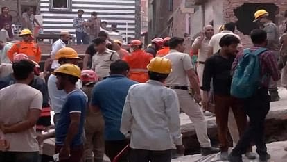 दिल्ली के मुस्तफाबाद में इमारत ढही, चार लोगों की मौत; अभी कई लोगों के दबे होने की आशंका…