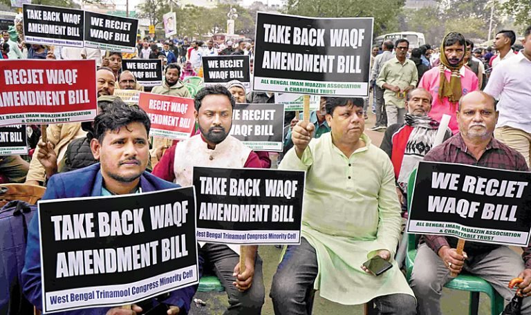 Waqf Bill के खिलाफ सडक़ों पर मुसलमान, आठ राज्यों में विरोध प्रदर्शन, ओवैसी-जावेद पहुंचे सुप्रीम कोर्ट…