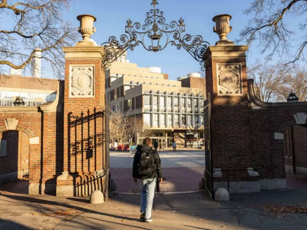 Trump Vs Harvard: हार्वर्ड की ‘ना’ पर भड़के ट्रंप, रोक दी 2.2 अरब डॉलर की फंडिंग…
