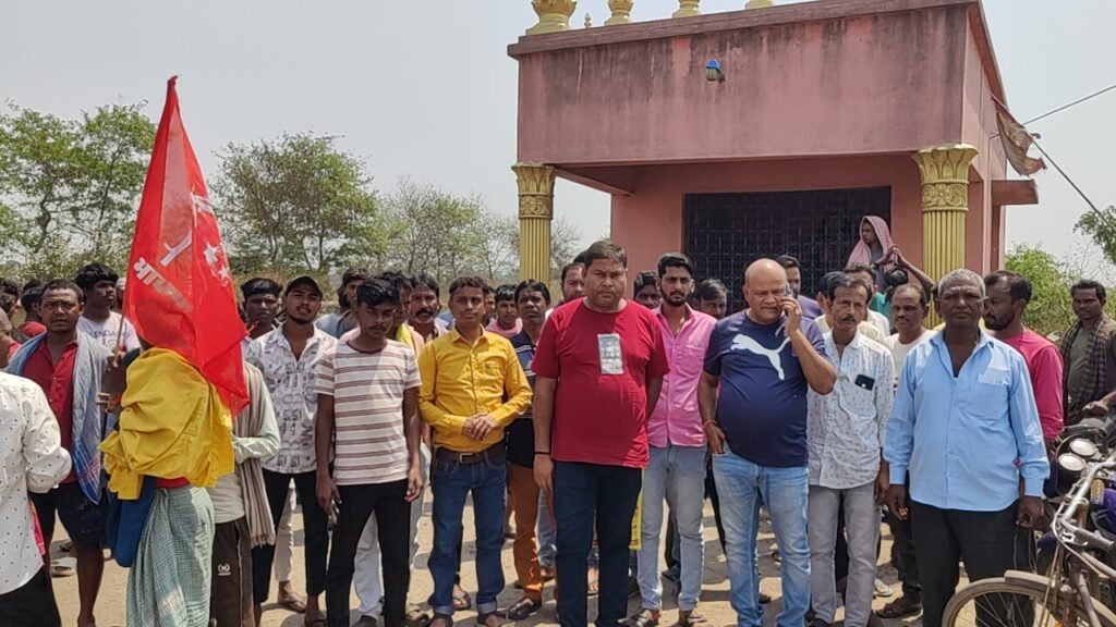 जीसीपील में ट्रक लोडिंग सहित अन्य मांगों को लेकर ठेका मजदूरों ने विधायक से की वार्ता, विधायक ने दिया मजदूरों को आश्वासन…