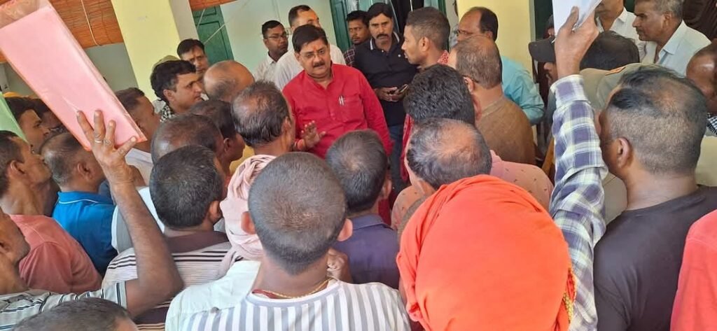 IIT ISM के सुरक्षा गार्डो ने नौकरी से हटाए जाने के विरोध में किया रोष पूर्ण प्रदर्शन ..बीजेपी MLA राज ने पीड़ित गार्ड के मांगो का किया समर्थन…