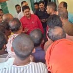 IIT ISM के सुरक्षा गार्डो ने नौकरी से हटाए जाने के विरोध में किया रोष पूर्ण प्रदर्शन ..बीजेपी MLA राज ने पीड़ित गार्ड के मांगो का किया समर्थन…