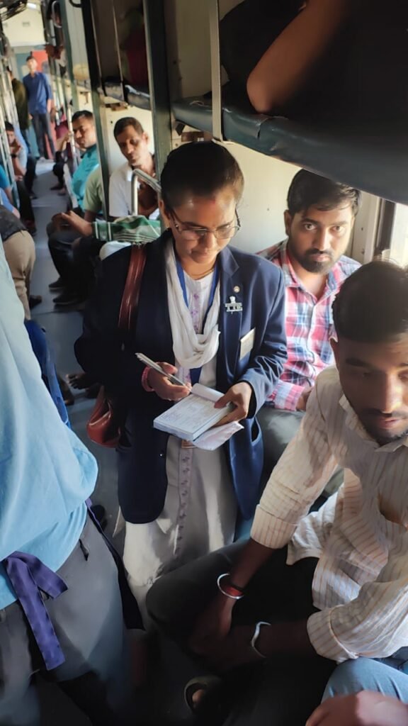 धनबाद मंडल में चलाया चलाया जा रहा है टिकट चेकिंग अभियान …