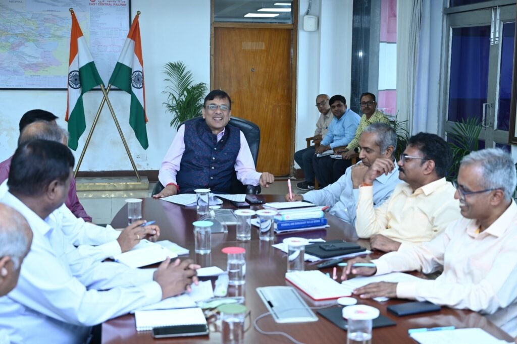 महाप्रबंधक छत्रसाल सिंह नेविभागाध्यक्षों एवं मंडल रेल प्रबंधको के साथ की बैठक…