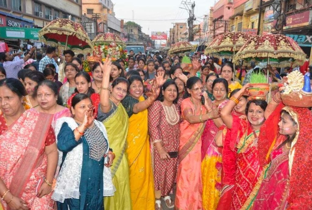झरिया में सुहागिनों ने की गणगौर माता की पूजा, निकली शोभा यात्रा…