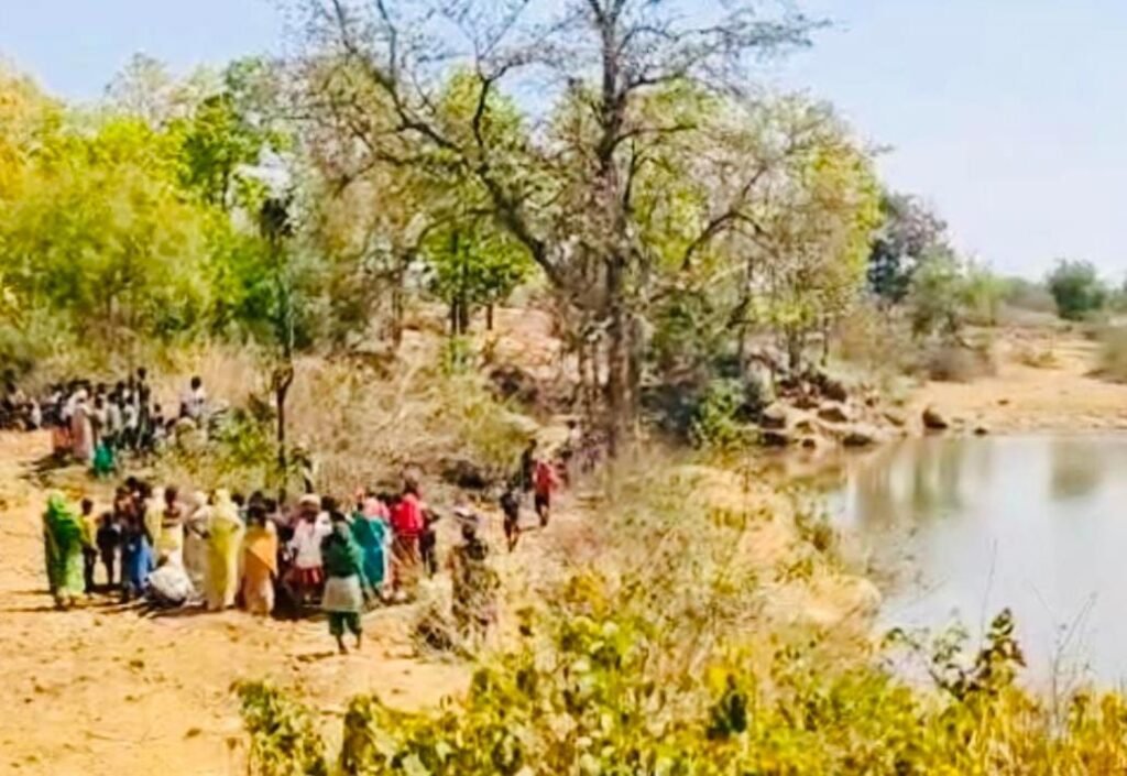 गिरिडीह में फंदे से लटका मिला मां-बेटे का शव, तालाब में मिली बेटी की लाश…