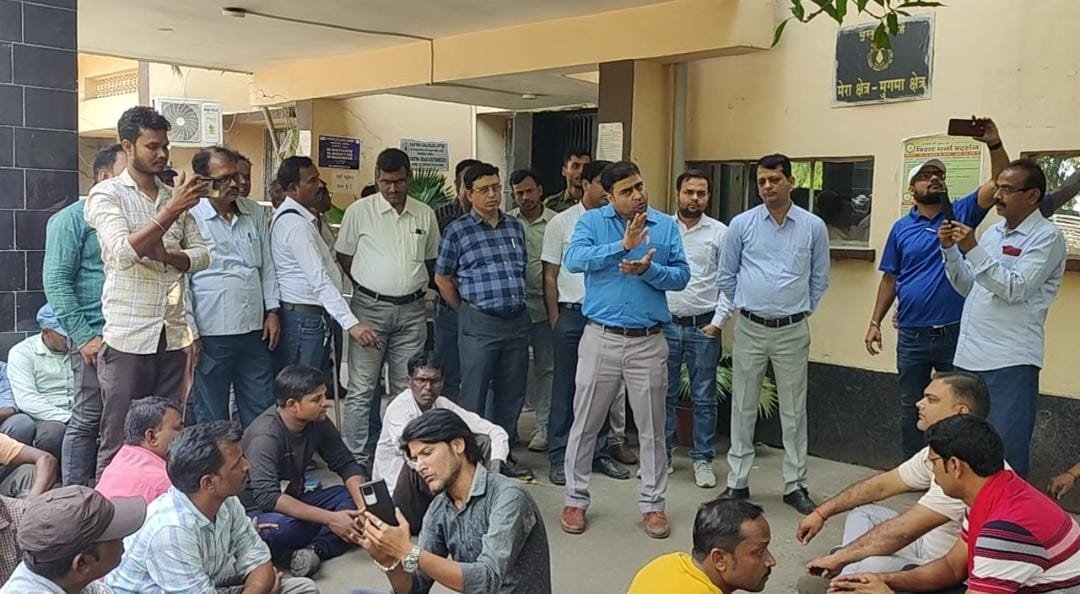 वेतन में कटौती के विरोध में मजदूरों ने किया मुगमा एरिया का घेराव, जमकर की नारेबाजी…