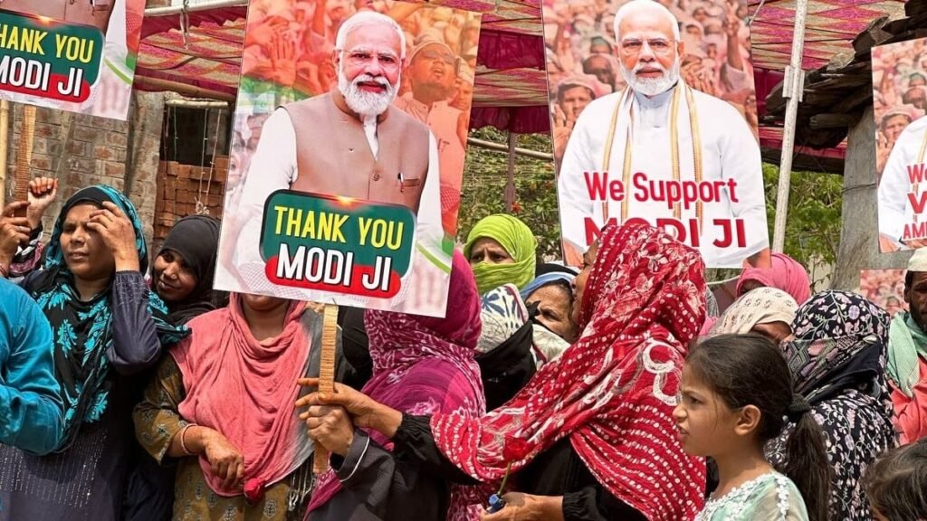 हाथों में गुलाब और ‘शुक्रिया मोदी जी’ के बैनर… वक्फ बिल के समर्थन में सड़कों पर उतरीं बुर्का पहनीं महिलाएं, ढोल-नगाड़े भी बजे…
