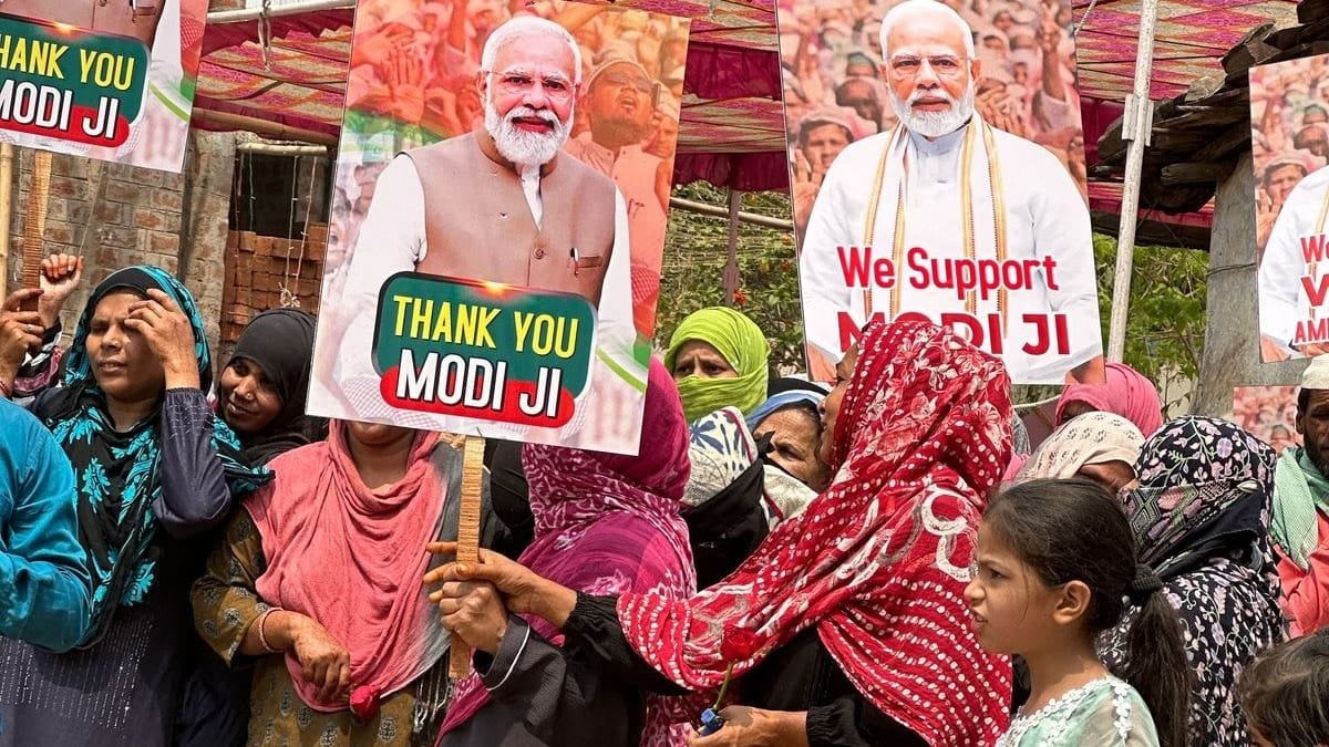 हाथों में गुलाब और ‘शुक्रिया मोदी जी’ के बैनर… वक्फ बिल के समर्थन में सड़कों पर उतरीं बुर्का पहनीं महिलाएं, ढोल-नगाड़े भी बजे…