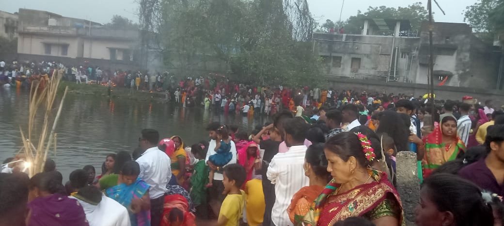 अस्ताचलगामी सूर्यदेव भगवान को छठव्रतियों ने दिया पहला अर्घ्य…