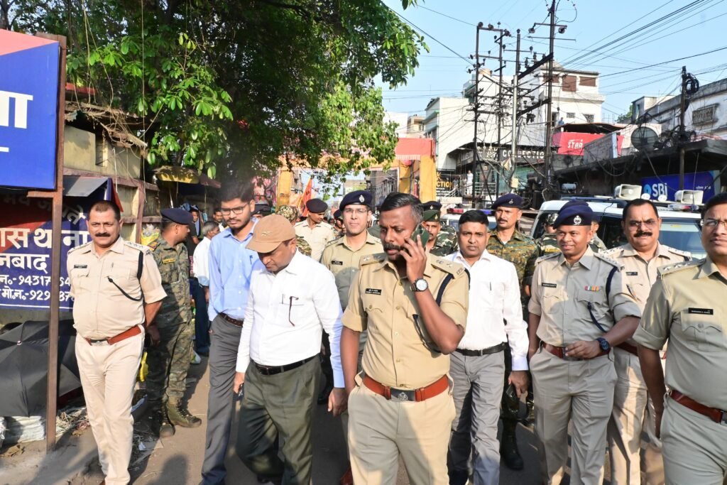 प्रशासन ने बैंक मोड़, कतरास, पांडरपाला सहित अन्य क्षेत्रों में किया फ्लैग मार्च…