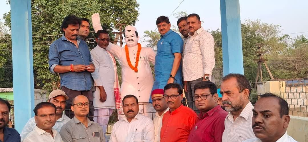 धनबाद MLA राज सिन्हा ने पूर्व प्रधानमंत्री स्वतंत्रता सेनानी बाबू जगजीवन राम जी की 118 विं जयंती पर भूली एवं सेंट्रल हॉस्पिटल के प्रांगण में स्थित उनकी प्रतिमा पर माल्यार्पण कर श्रद्धांजलि अर्पित किया…