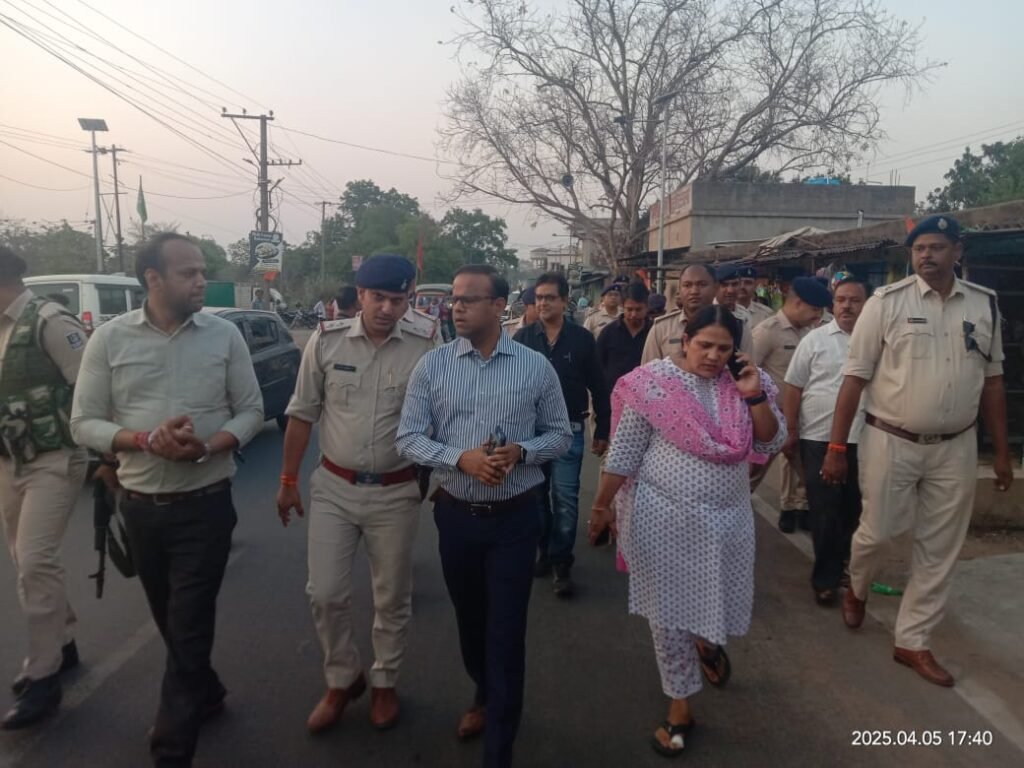 रामनवमी को लेकर एसपी डीसी ने ली सुरक्षा व्यवस्था का जायजा, फ्लैग मार्च में गुंजा जवानों के बुटों की आवाज…