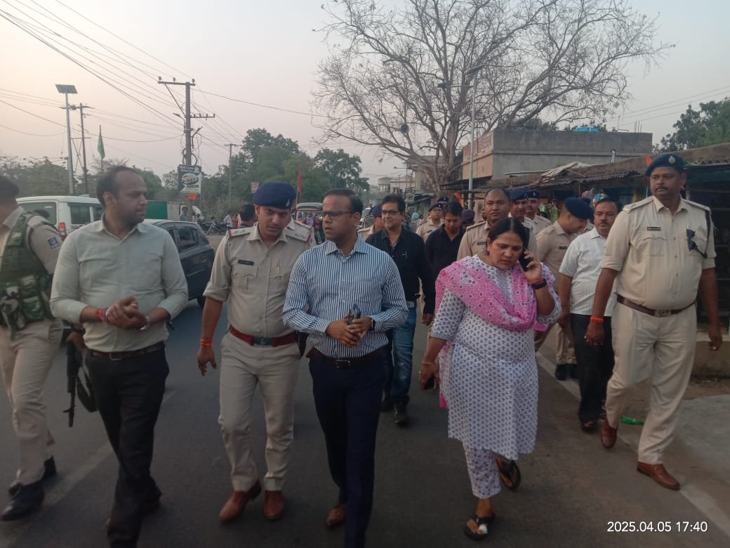 रामनवमी को लेकर एसपी डीसी ने ली सुरक्षा व्यवस्था का जायजा, फ्लैग मार्च में गुंजा जवानों के बुटों की आवाज…