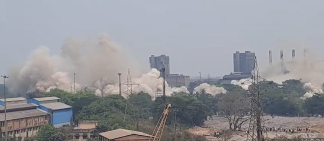 महज पाँच सेकेंड मे पूरी तरह धवस्त हो गई इसको स्टील प्लांट की पाँच इतिहासिक कुलिंग टावर…