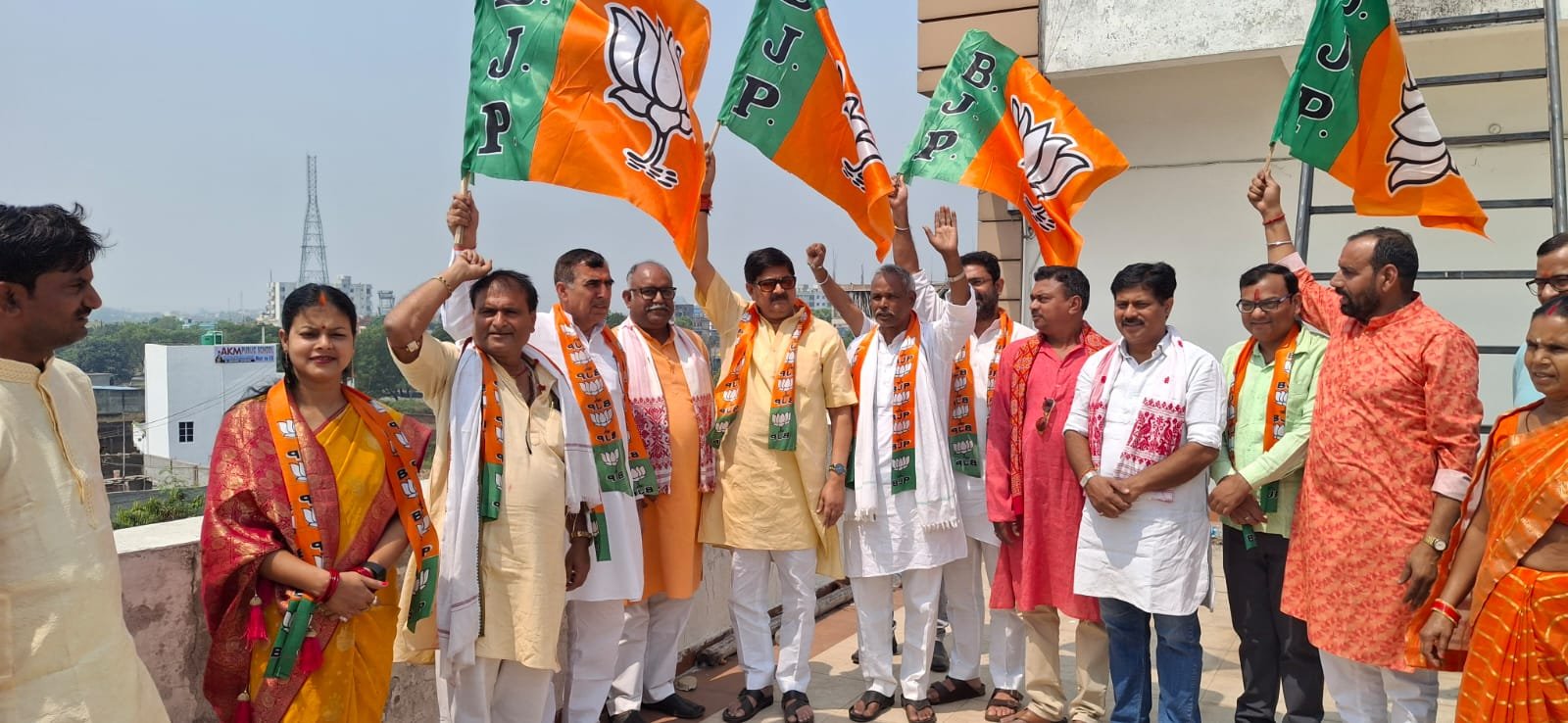 DHANBAD:भाजपा कार्यकर्ताओं ने धूम धाम से मनाया पार्टी की स्थापना दिवस..MLA राज ने पार्टी कार्यालय में बीजेपी का झंडा लगाया…