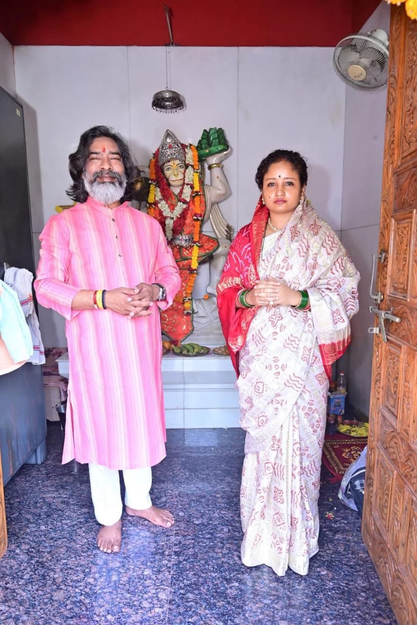 CM और विधायक कल्पना मूर्मू ने रामनवमी के पावन अवसर पर मुख्यमंत्री आवास स्थित मंदिर में अर्पित की पूजा, राज्य की खुशहाली की कामना की…