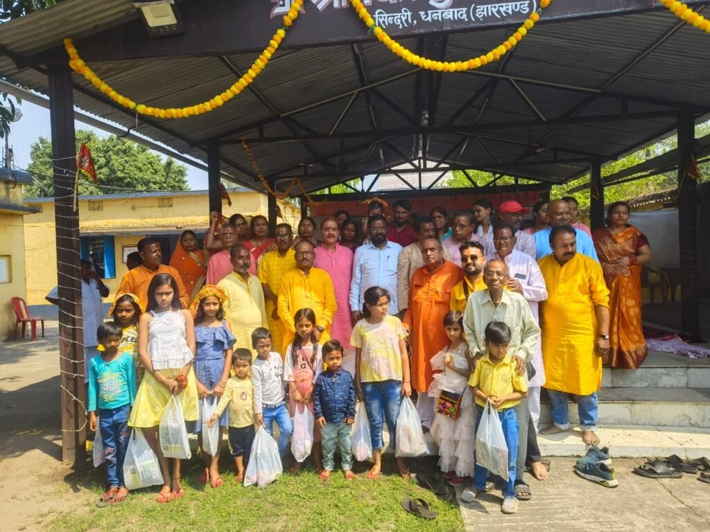 नवरात्र एवं रामनवमी पूजन कार्यक्रम सम्पूर्ण हुआ..समिति के अध्यक्ष डा. सरोज कुमार सिन्हा ने MLA चन्द्रदेव महतो का स्वागत किया.. बी आई टी के प्रोफेसर अमर प्रकाश सिन्हा ने गुलदस्ता देकर एवं अंगवस्त्र देकर सम्मानित किया…