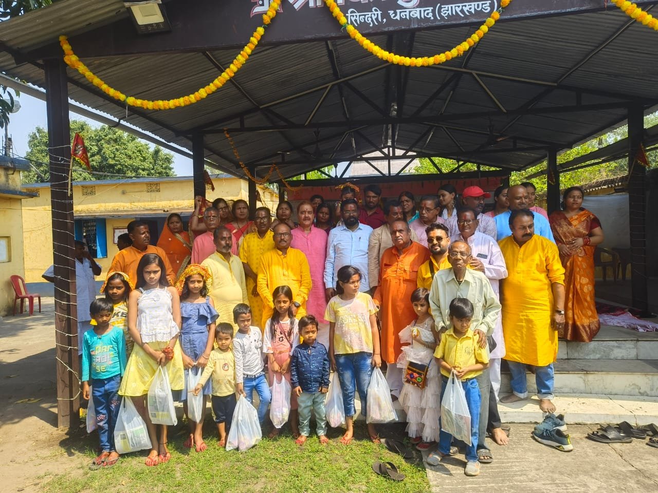 नवरात्र एवं रामनवमी पूजन कार्यक्रम सम्पूर्ण हुआ..समिति के अध्यक्ष डा. सरोज कुमार सिन्हा ने MLA चन्द्रदेव महतो का स्वागत किया.. बी आई टी के प्रोफेसर अमर प्रकाश सिन्हा ने गुलदस्ता देकर एवं अंगवस्त्र देकर सम्मानित किया…