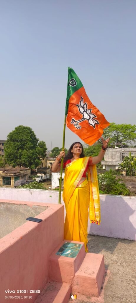 भाजपा स्थापना दिवस पर बबीता झा ने फहराया झंडा, बीजेपी नेत्री ने पार्टी के प्रति दिखाई निष्ठा और समर्पण…