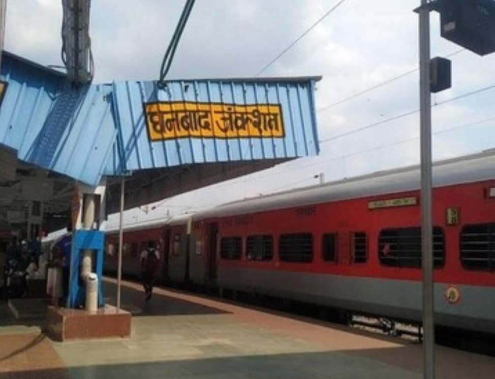 धनबाद में ट्रेनों की गति बढ़ाने के लिए 26 स्टेशनों के प्लेटफॉर्म की बढ़ेगी ऊंचाई…