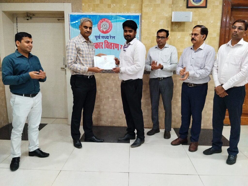 कर्मचारियों को उनके उत्कृष्ट कार्य के लिए संरक्षा पुरस्कार प्रदान किया गया…