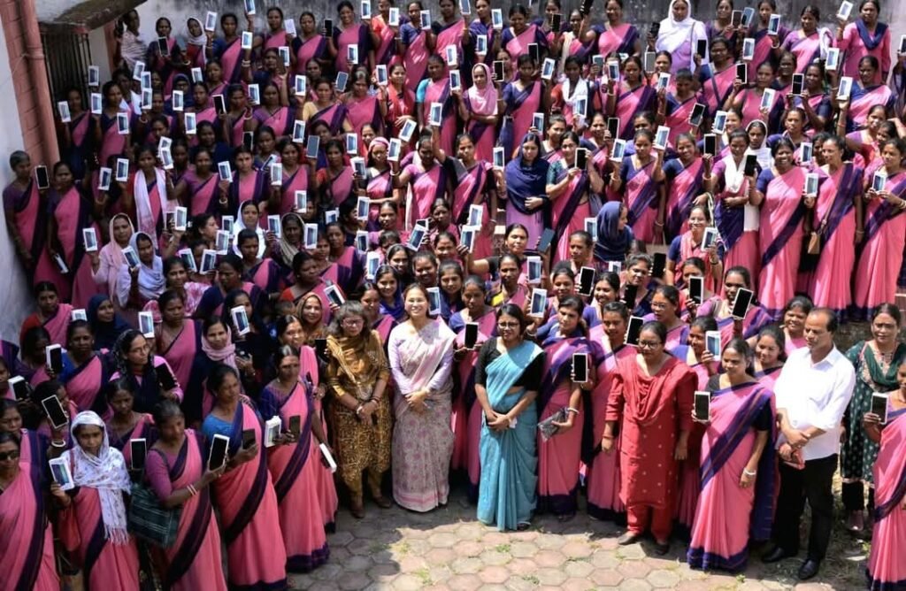 मांडर और चान्हो प्रखंड के 322 आंगनबाड़ी सेविकाओं के बीच स्मार्ट फोन का वितरण