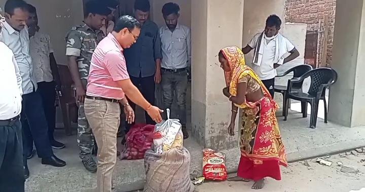 आदिवासी के घर में लगी आग लाखों की संपति जल कर स्वाहा..राहत की रसोई सामग्री पीड़ित को अंचल ने किया सुपुर्द…