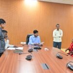 जनता दरबार में महिला ने की शिकायत…