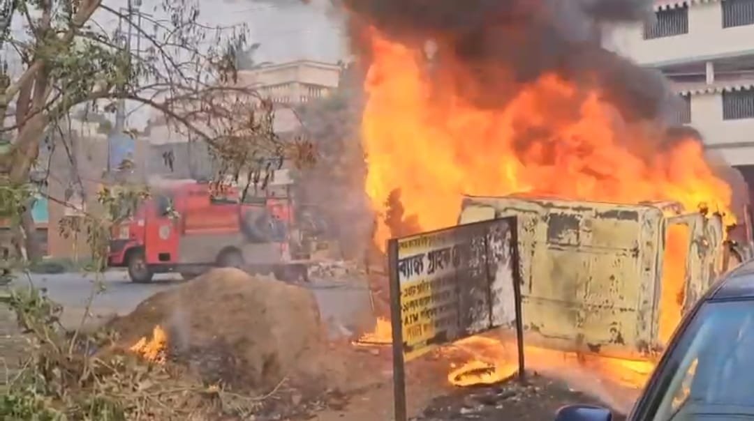 वक्फ बिल की वापसी की मांग को लेकर उबाल, रघुनाथगंज के उमरपुर में पुलिस और प्रदर्शनकारियों के बीच झड़प, दो पुलिस वाहन जलाए गए…