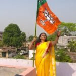 एक भाजपा कार्यकर्ता महिला का चित्रण: भारतीय परंपरा, समर्पण और सौंदर्य का संगम…