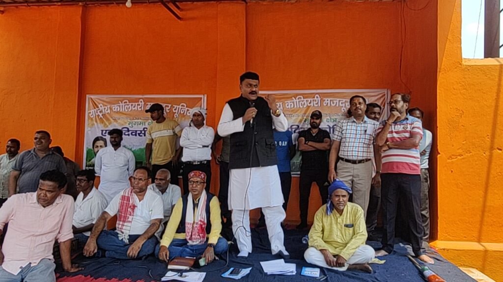 सात सूत्रो मांगों को लेकर खुदिया कोलियरी में राष्ट्रीय कोलियरी मजदूर यूनियन का एक दिवसीय धरना, प्रबंधन के खिलाफ लगे नारे…