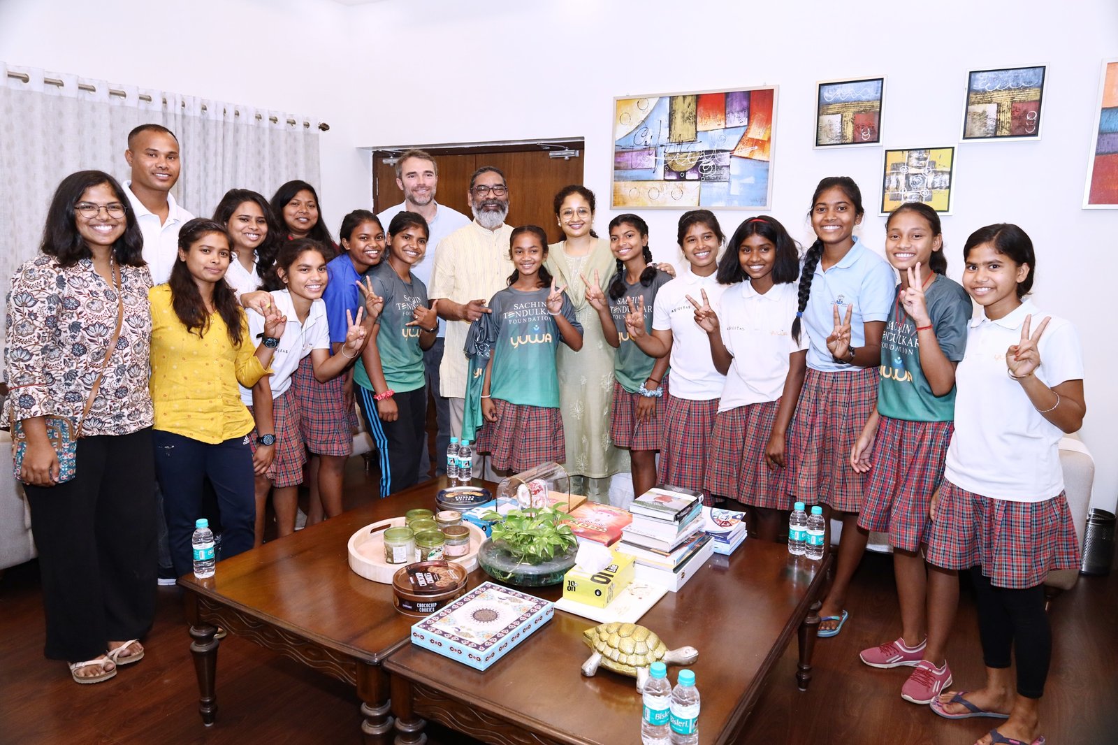 CM हेमन्त सोरेन से युवा इंडिया ट्रस्ट की टीम ने की मुलाकात , ट्रस्ट द्वारा गरीब बच्चियों की शिक्षा, लाइफ स्किल प्रोग्राम और फुटबाल प्रशिक्षण को लेकर चलाए जा रहे कार्यक्रमों की दी जानकारी…