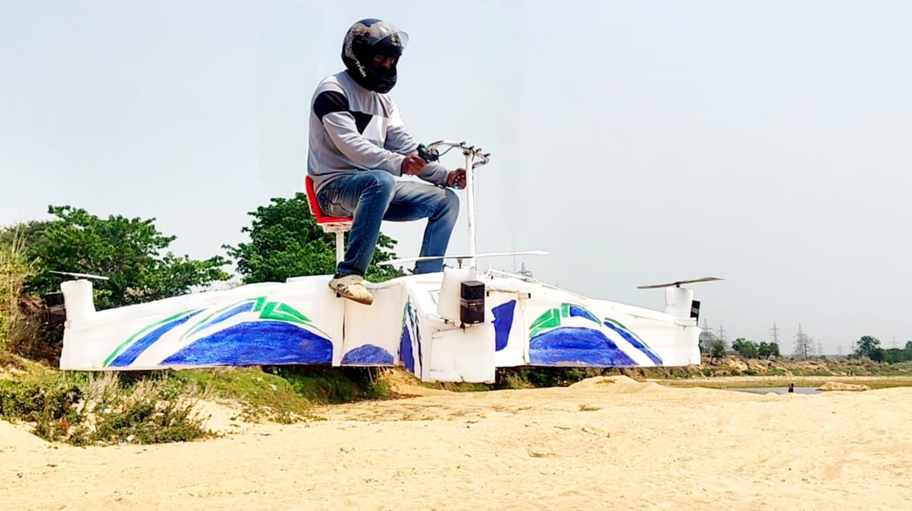 विश्व के बड़े -बड़े वैज्ञानिकों को टक्कर दे रहा बंगाल का फूल विक्रेता कबाड़ से जुगाड़ लगाकर महज 20 से 25 दिनों मे बना डाला एक उड़न खटोला…