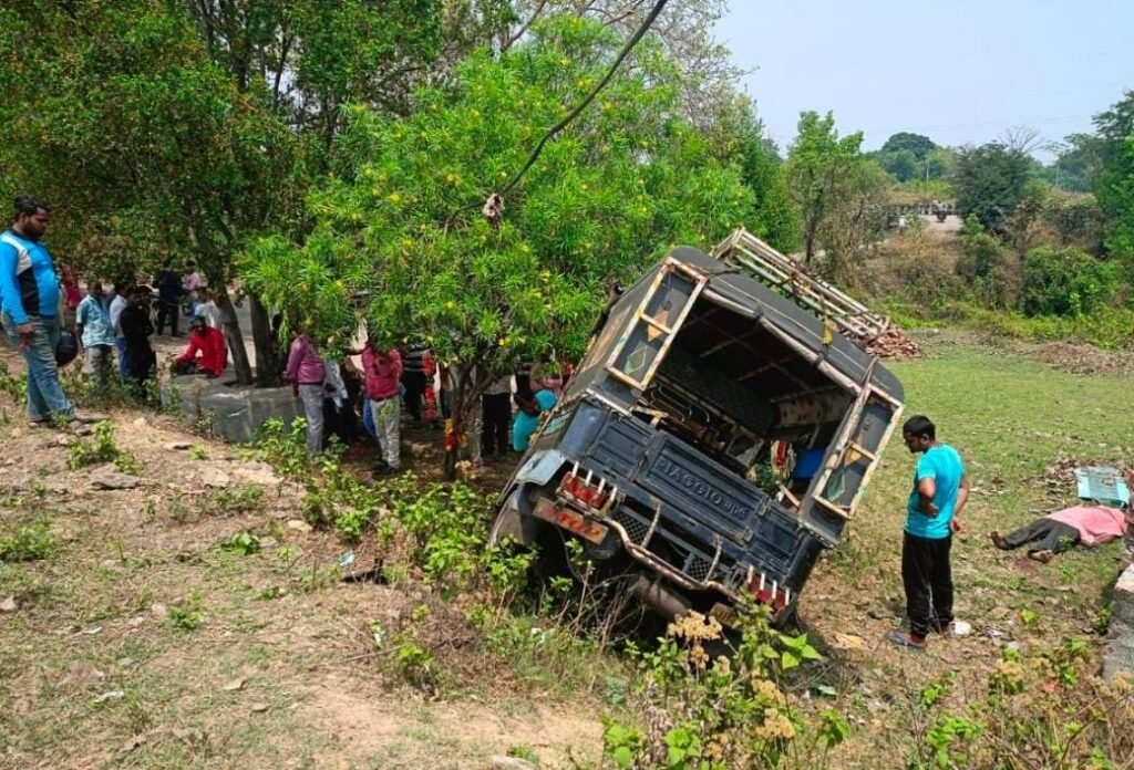 बोकारो में हजारी मोड़ के पास ऑटो पलटा, चालक की मौत…