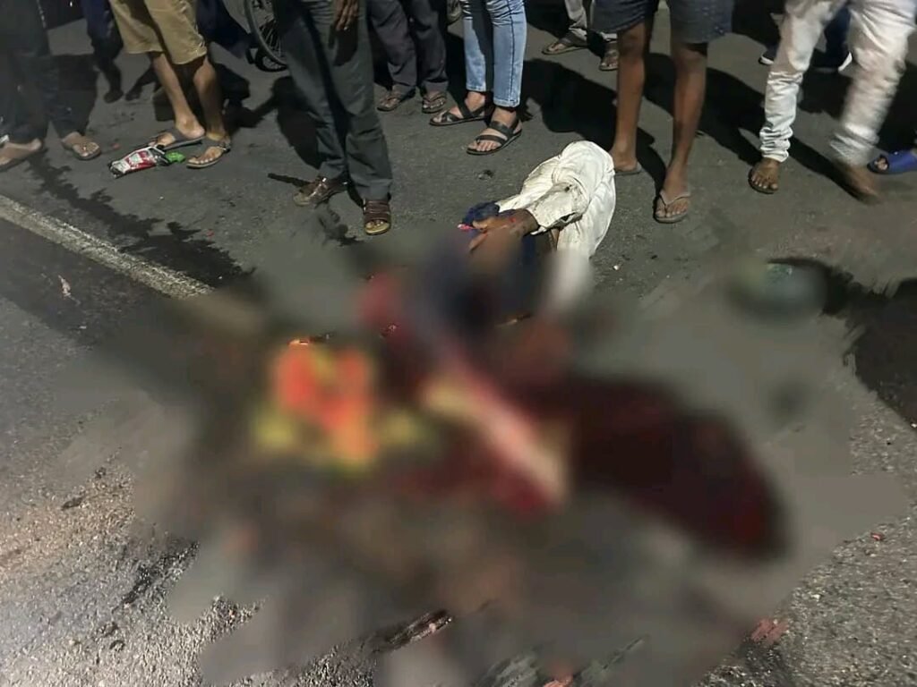 धनबाद डीसी ऑफिस के समीप दर्दनाक सड़क हादसा, फल विक्रेता को तेज रफ्तार वाहन ने कुचला….