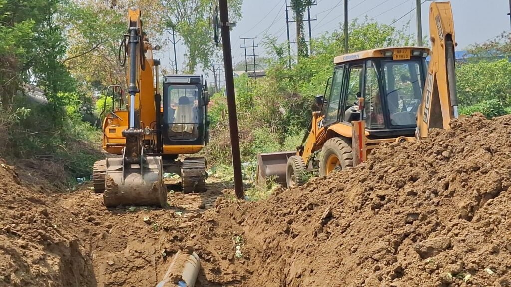 ममता की सरकार मे किसानो पर अत्याचार पिएचई की पाईप लाईन बिछाने के लिये लहलाहाती फसल पर चलाया बुलडोजर…