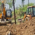 ममता की सरकार मे किसानो पर अत्याचार पिएचई की पाईप लाईन बिछाने के लिये लहलाहाती फसल पर चलाया बुलडोजर…