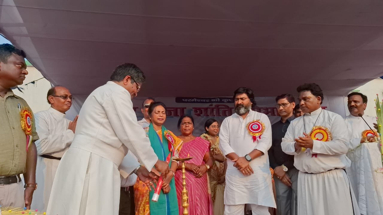 धनुष पूजा चर्च परिसर में यूनाइटेड क्रिश्चियन फोरम की ओर से ख्रीस्त राजा शांति सभा यात्रा का आयोजन किया गया…