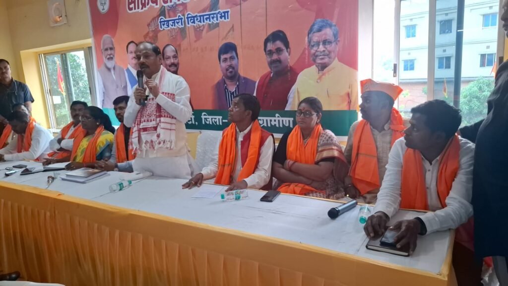 रघुवर दास का कार्यकर्ताओं को संबोधन : सड़कें किसी की जागीर नहीं, तुष्टिकरण की राजनीति कर रही हेमन्त सरकार