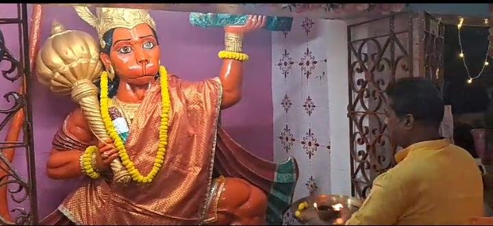 जहां आरती की थालों से रोशन हो हर चेहरा, वहां बसते हैं सच्चे भक्त…