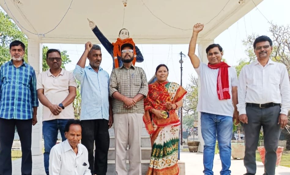 सीपीआई (एम) सिंदरी कमिटी की ओर से डा. भीमराव अम्बेडकर की  जयंती पर रोहड़ाबांध स्थित प्रतिमा पर माल्यार्पण कर उन्हें याद किया गया…