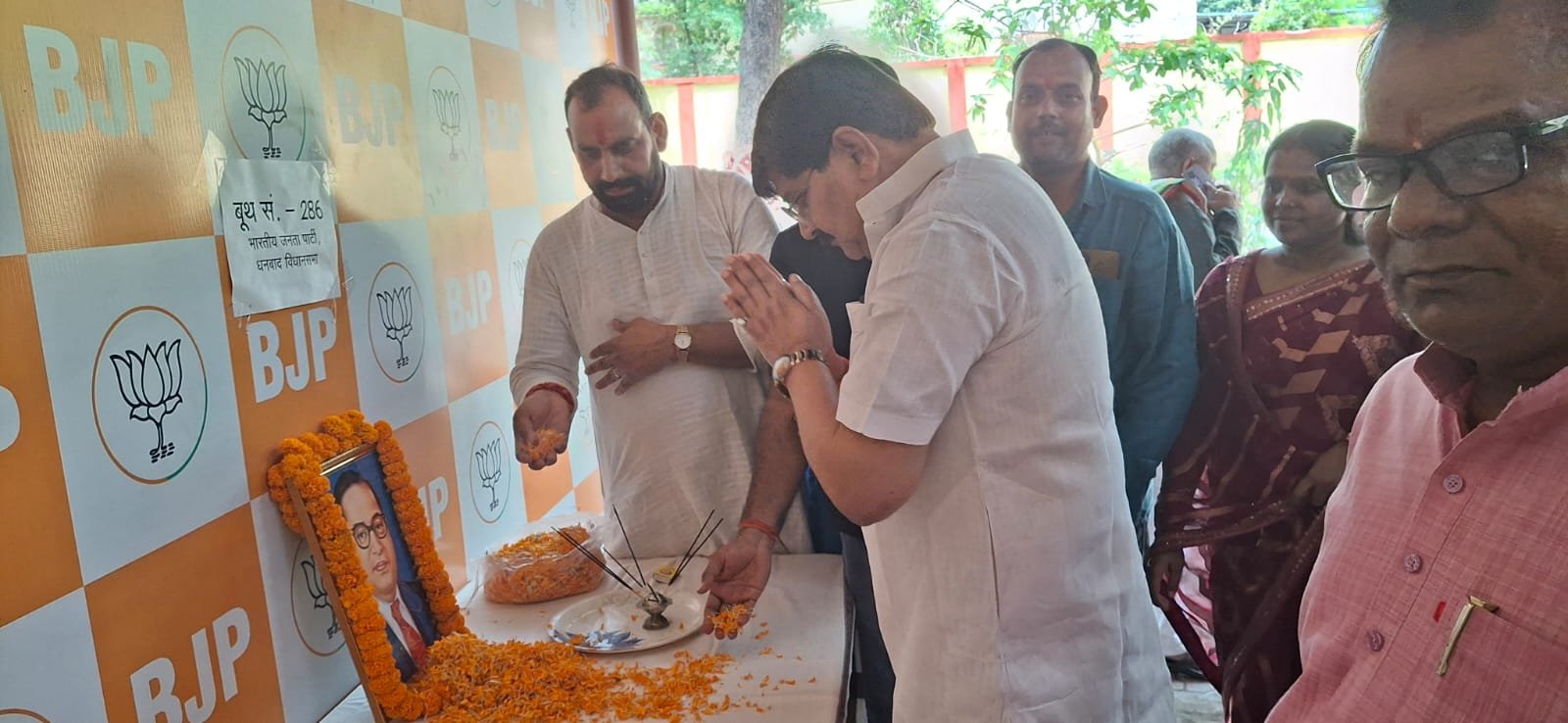 धनबाद MLA राज सिन्हा के आवासीय कार्यालय, जगजीवन नगर में भारत रत्न बाबा साहब डॉक्टर भीमराव अंबेडकर की 135वीं जयंती मनाई गई…