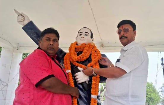 रोड़ा बांध में पूर्व पार्षद दिनेश सिंह ने बाबा साहेब डॉ भीमराव आंबेडकर की प्रतिमा पर माल्यार्पण कर जयंती समारोह मनाया…