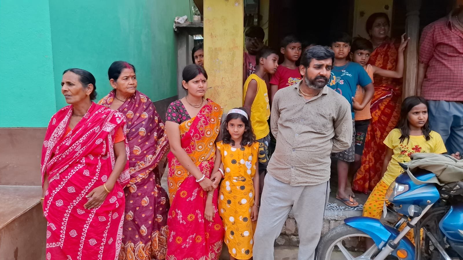 पश्चिम बंगाल मुर्शिदाबाद में हिंसा से डरे लोग अपने परिजन के यहां पलायन कर पहुंचे पाकुड़ दहशत में है लोग…