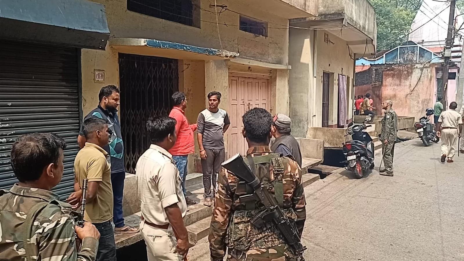 पुरानी रंजिश को लेकर दो गुटों में हुई झड़प, जमकर चले एक दूसरे पर ईट पत्थर…