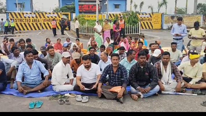 एमपीएल प्रबंधन की मनमानी के विरोध में स्थानीय लोंगों ने अपनी मांगों के समर्थन में मुख्य गेट को जाम कर धरना पर बैठे…